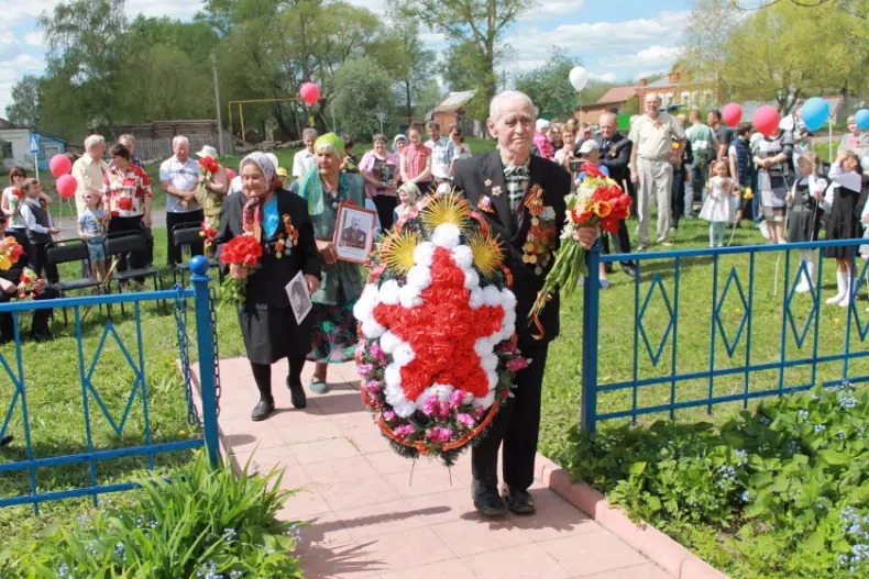 Василий Дмитриевич Панин у воинского мемориала